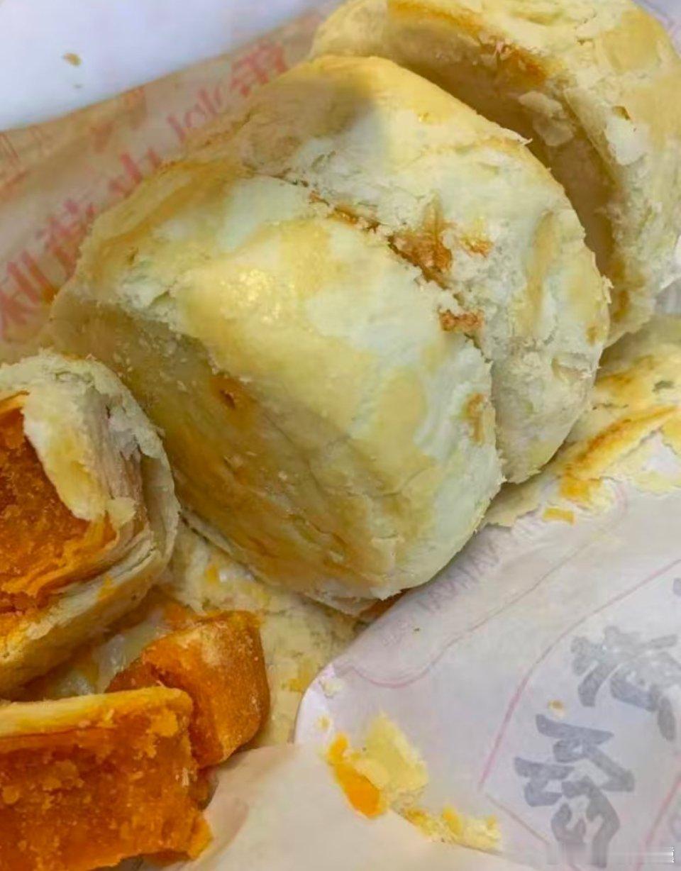 前天买了两包苏式月饼，今天已经拆开吃了两块啦，表皮真的很酥，轻轻一碰就掉渣，不过