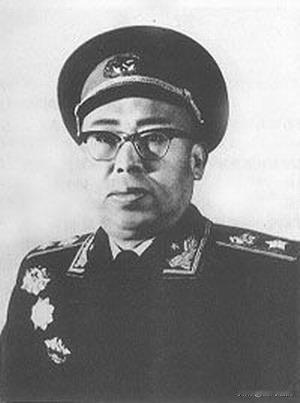 1942年，八路军战士在洗衣服，罗荣桓偶然路过，看到一名战士用石头当搓板，拿着衣