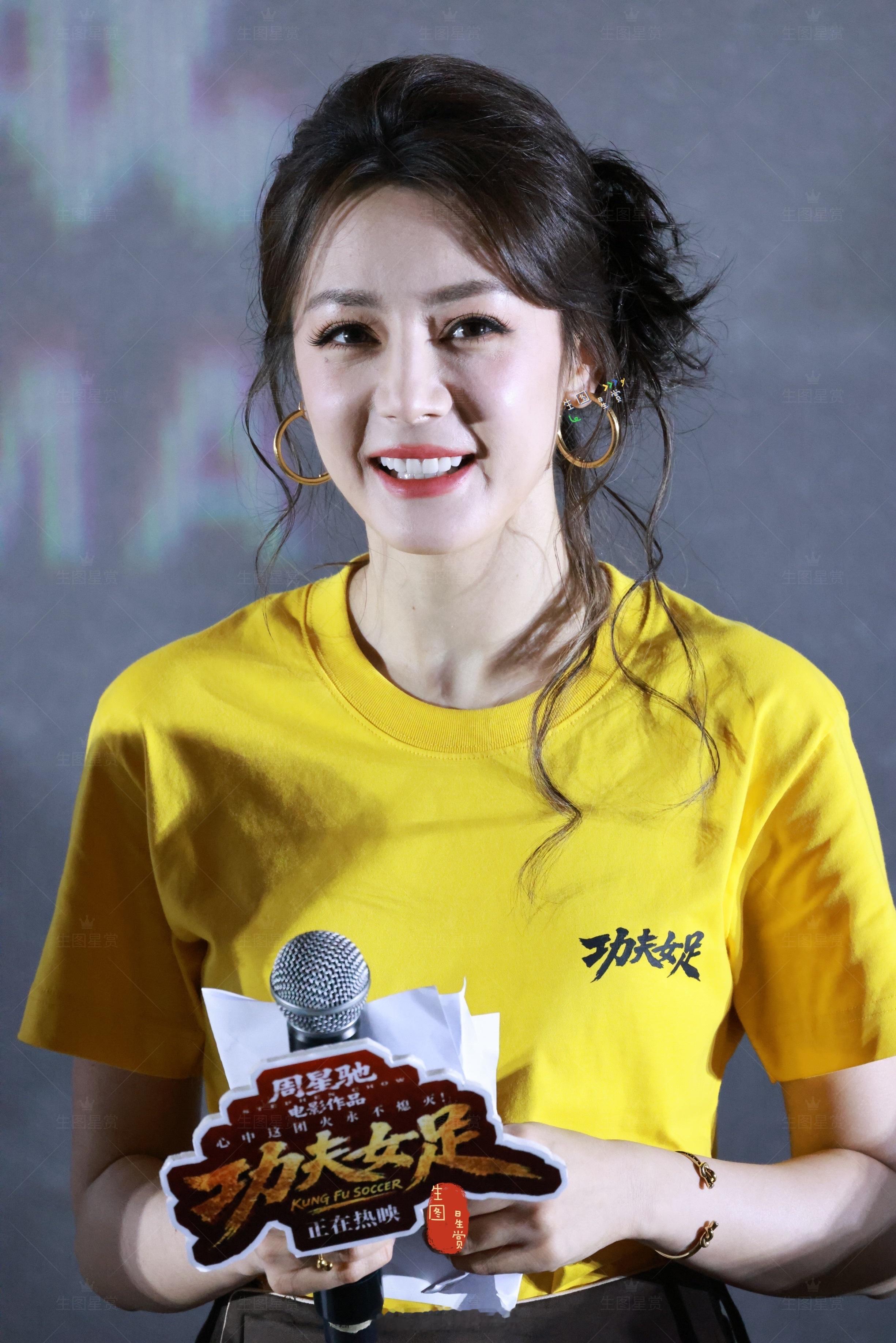 热巴广州路演生图，明媚来的钰珑💛今天功夫女足番禺天河城路演出图迪丽热巴钰珑不吃