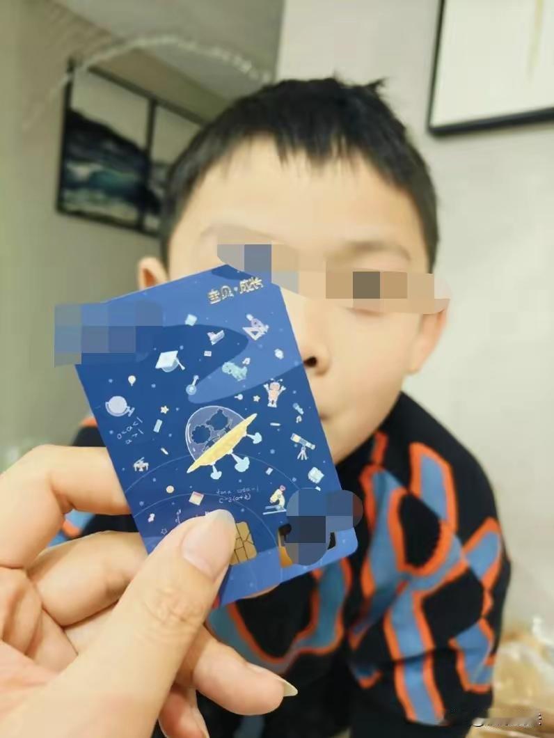 [月亮]“不讲理！”江苏，男子到银行给7岁儿子办银行卡，还想开通网银、手机银行、