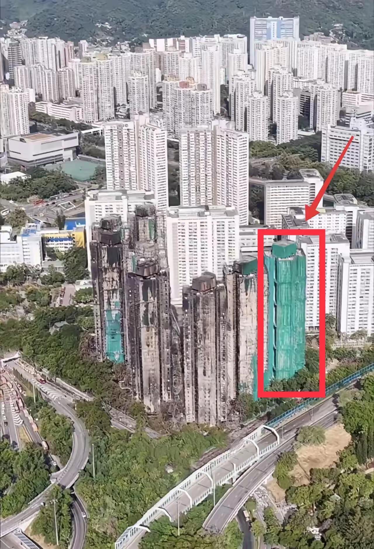 宏福苑第八幢楼真的是被幸运之神护住了！
7栋楼在烈火中沦陷，唯独它靠着风向突变安