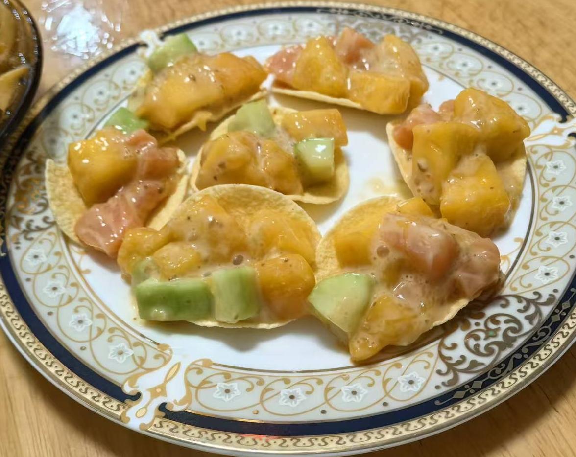 晒图笔记大赛今晚儿子过来吃晚饭，老伴做了个创新菜式，署片装黄瓜三文鱼沙拉。顺便还