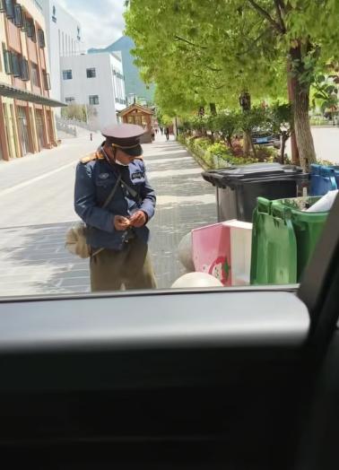 刚才在大街上见到暖心一幕：一位驾驶小哥正在行驶，突然见到路旁有个打扮寒碜、像是饿