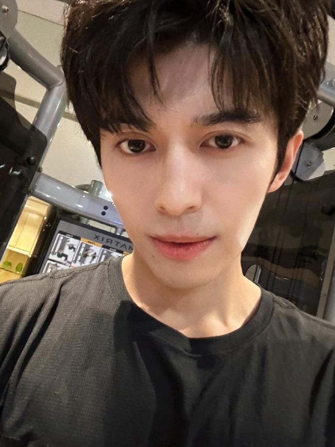 #赵小童抽空练两下##赵小童晒健身照#赵小童在忙碌的生活中不忘健身，这种自律让人