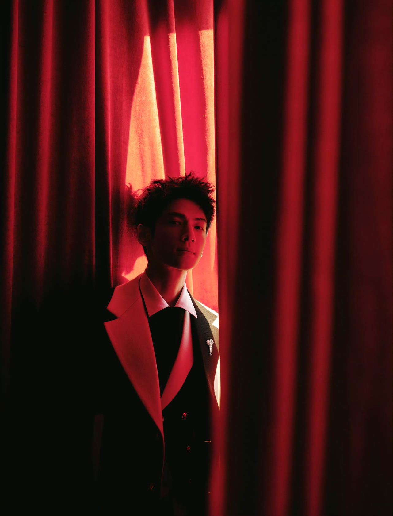 罗云熙穿了一身钢琴 今日份的罗云熙黑白造型杀疯了！谁懂这光影之下超绝氛围感，戏里