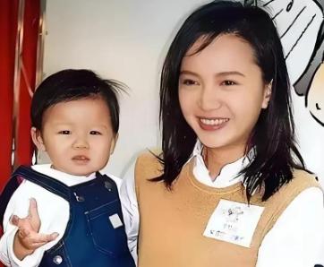 2002年，37岁的曾华倩签字离婚，主动放弃了夫家全部的豪门资产，不要房也不要存