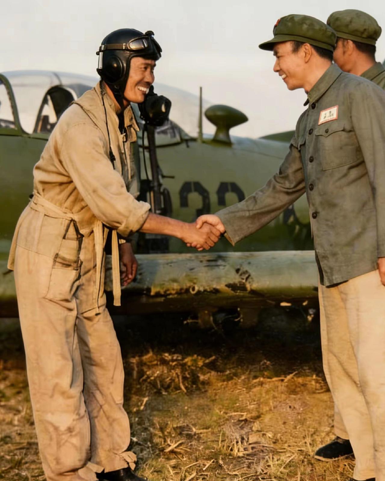 这是1955年台空军人员何伟钦在5月18日驾驶F—47型战斗轰炸机飞回祖国大陆，