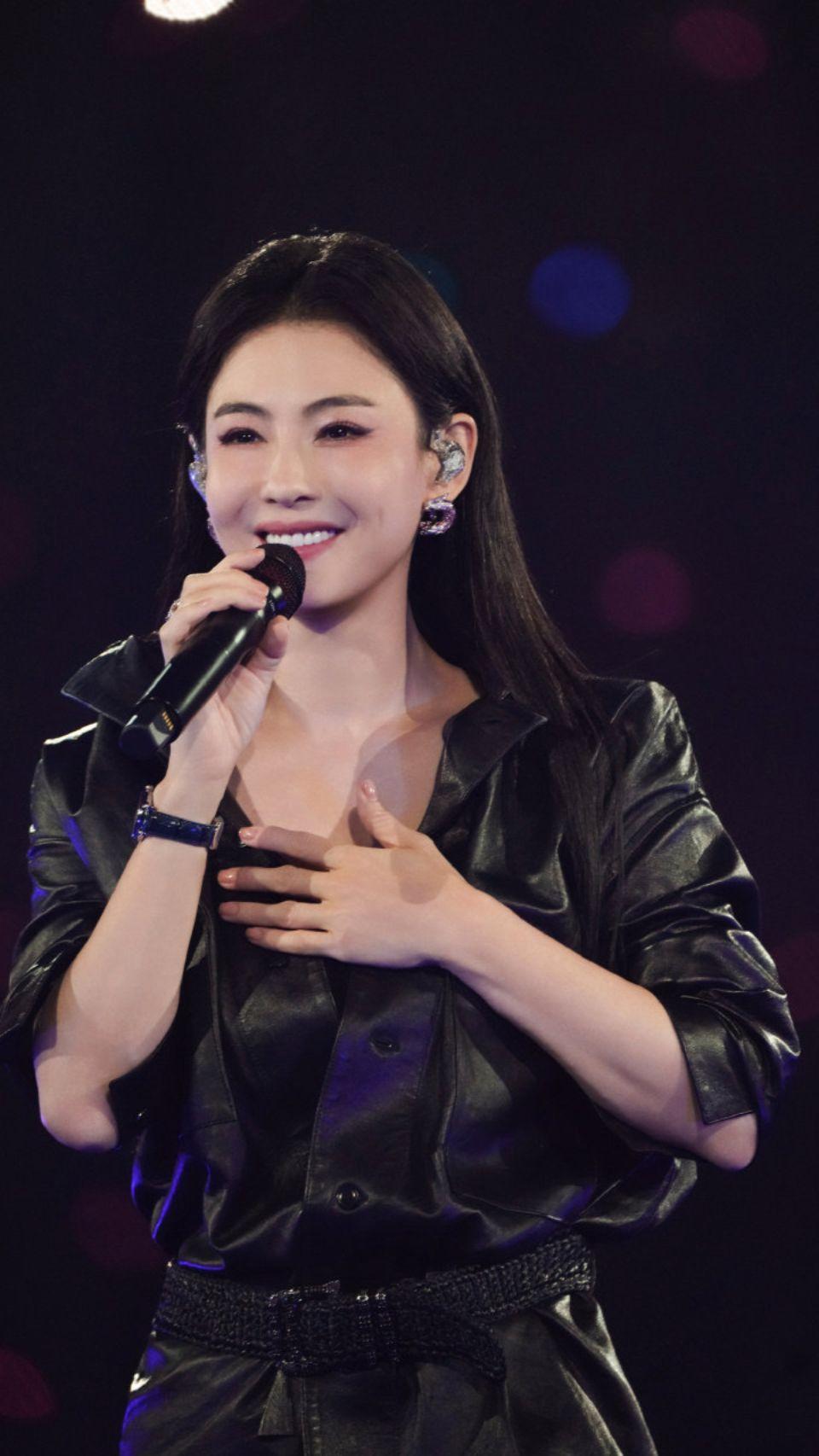 冰丝带演唱会，每一个舞台瞬间都闪闪发光
张柏芝 北京冰丝带演唱会 舞台现场 港乐
