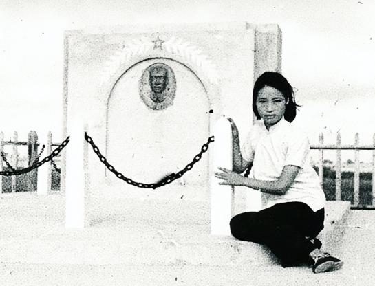 1945年，彭雪枫牺牲一周年，遗孀林颖到彭雪枫的墓碑前留影。照片里，没有活生生的