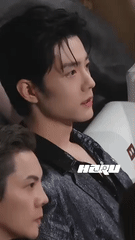 肖战看观众席这一眼这一眼我不信看过的人不起鸡皮疙瘩。又苏又甜啊。 