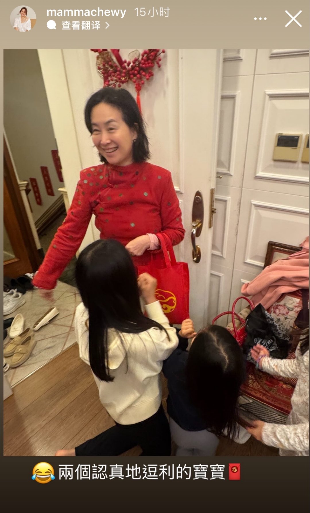 何超琼给亲友们的小孩发红包，她这种富豪发的红包肯定很大吧。 