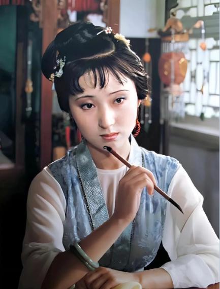 当年，陈晓旭未出生时，她妈妈做过一个梦，在梦里有个老头告诉她，她肚子里怀着的是女