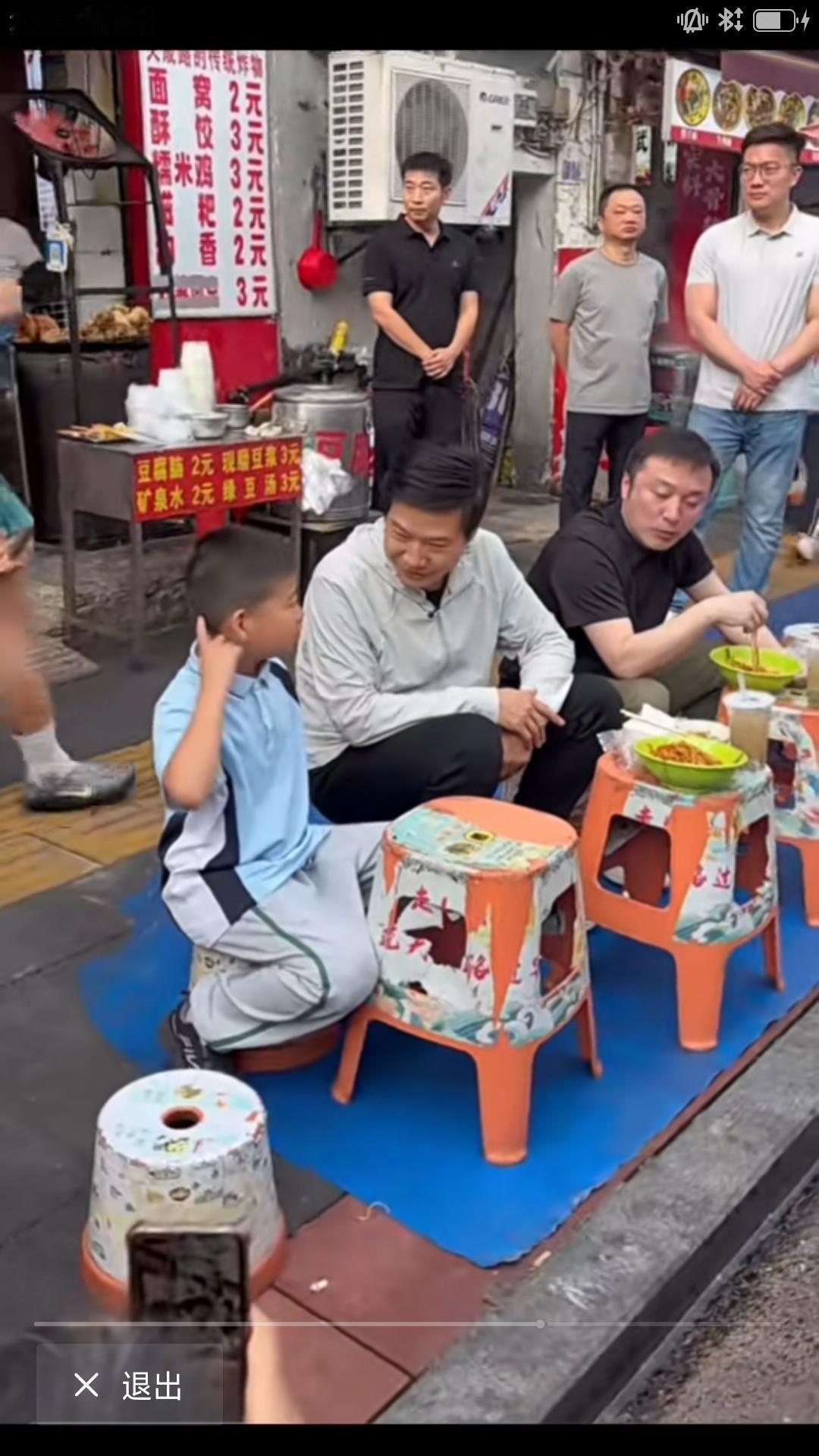 【知名企业家雷军现身武汉街边，与市民边吃边聊，登上互联网热搜。】昨天小米集团董事