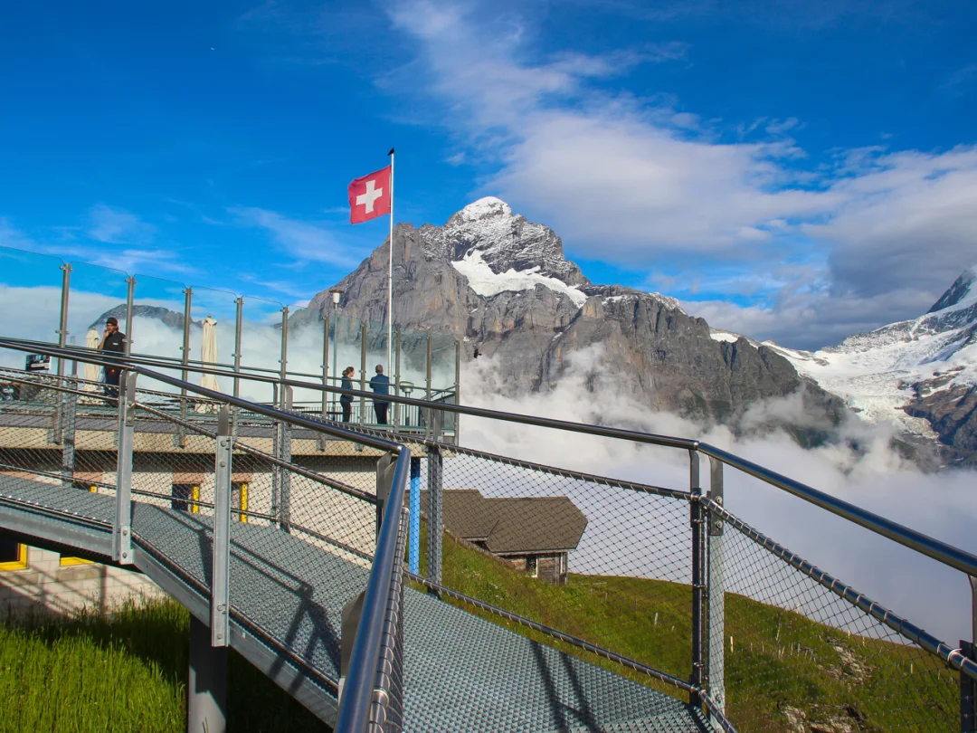 瑞士旅行 远眺阿尔卑斯山绝美风景的菲斯特悬崖步道
