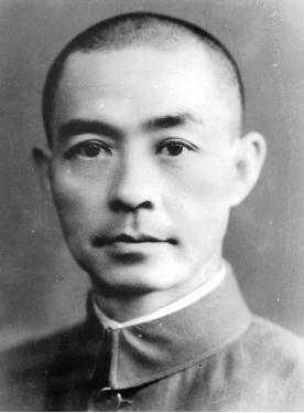 1951年，身着中山服的蒋经国奉命去劝降一位共产党员，蒋经国长篇大论许诺给他种种