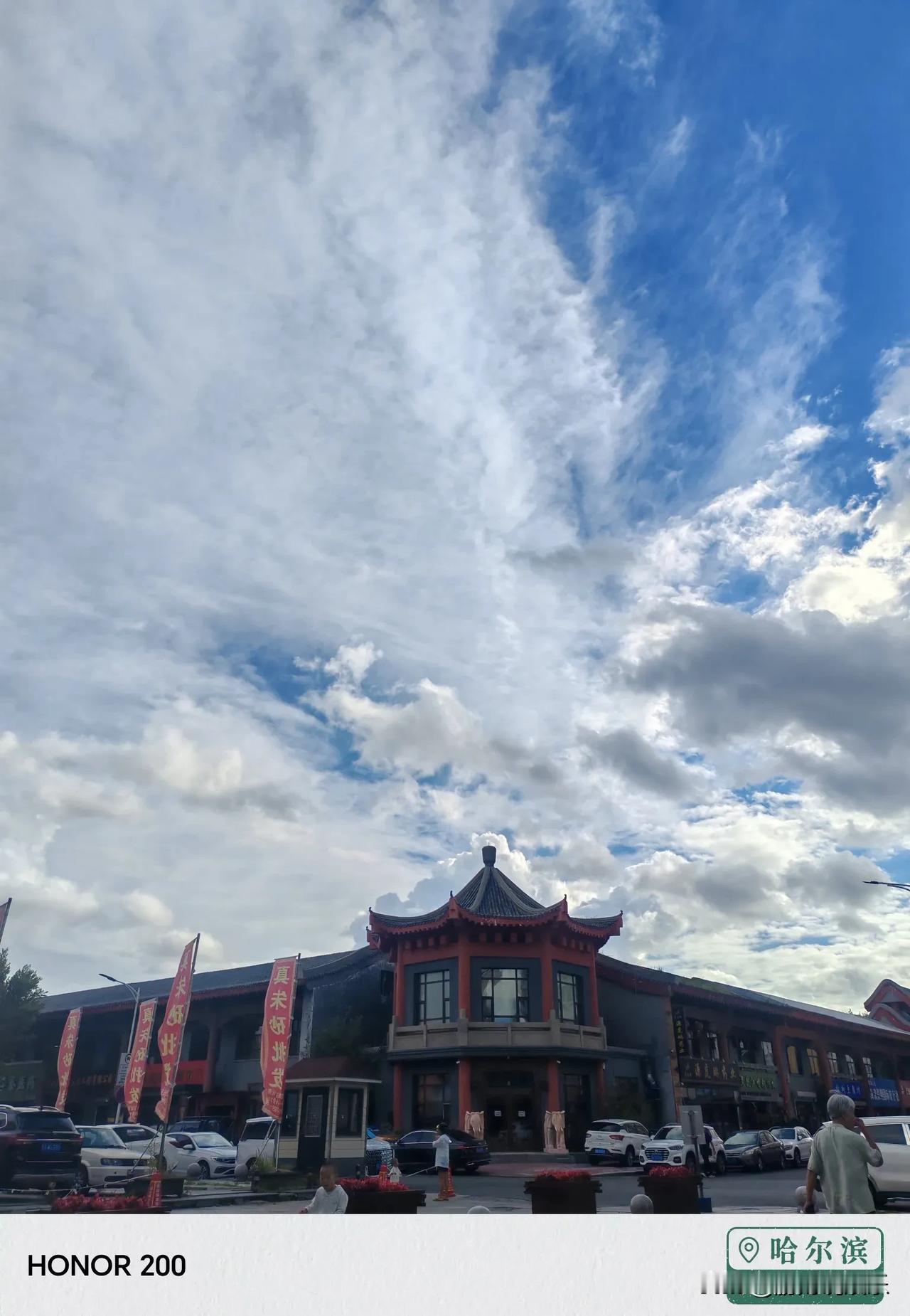 我觉得还是先有孝顺的儿女膝下承欢，有一个幸福欢乐的大家庭更重要，钱是生活需要的儿