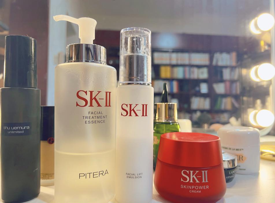 下图是我的梳妆台化妆品部分，图中主体是我的日常护肤品。日产的SK2的水、乳、霜，