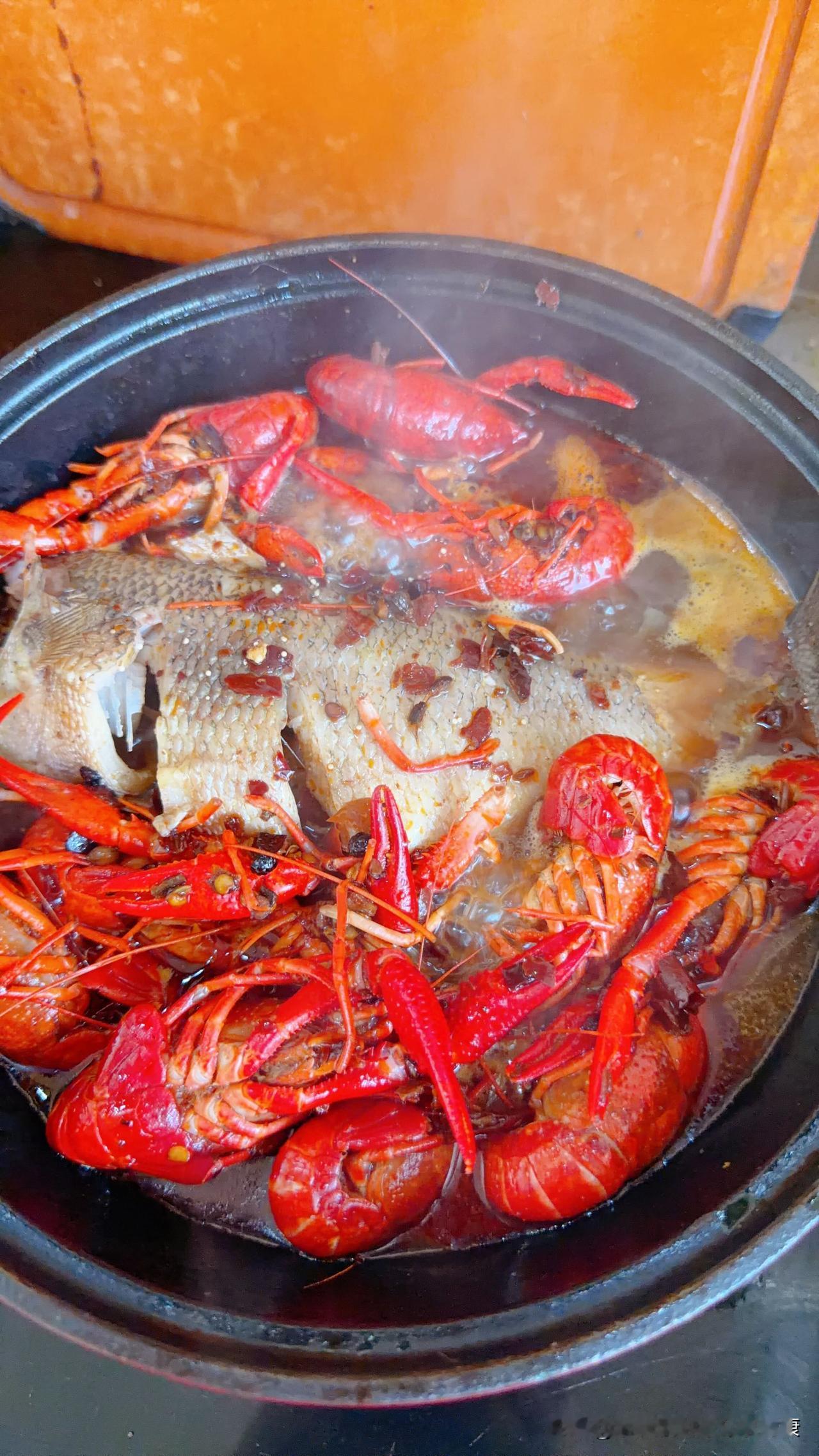 小龙虾鲈鱼煲，用小龙虾的汤汁炖鲈鱼特别好吃，这种铸铁锅炖出来的味道也很好，而且这