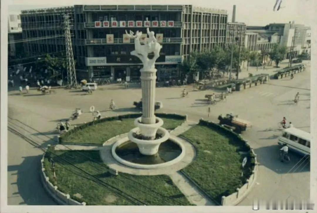 早上好！小人星球！百姓社会，《亘》老鹰帶乌鸦从日下飞到曰上，高度不一样，气侯不一