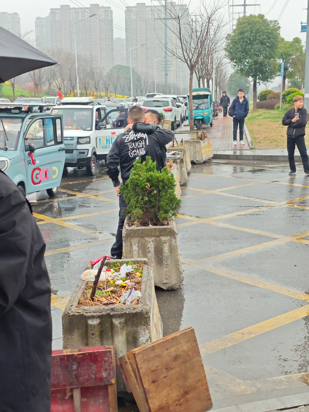 大早上的，两个人直接好起来了!抱摔了一会儿就在那里吵嘴，再回头两人又抱起来了，一