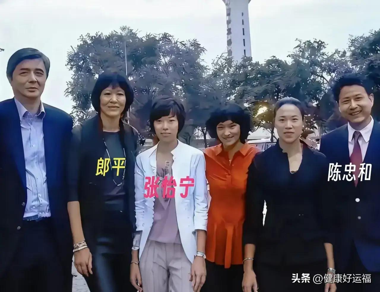 左二是郎平，左三个是张怡宁。右一是陈忠和，其他不认识了。郎平与张怡宁等体坛名宿的