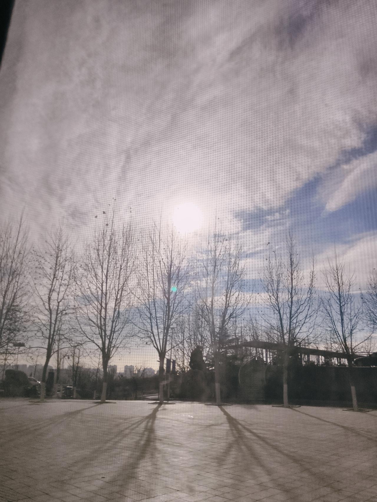 看到牧羊人赶着一群羊在山坡上缓慢移动，便有了《田园牧歌》，也有了《孤独的牧羊人（