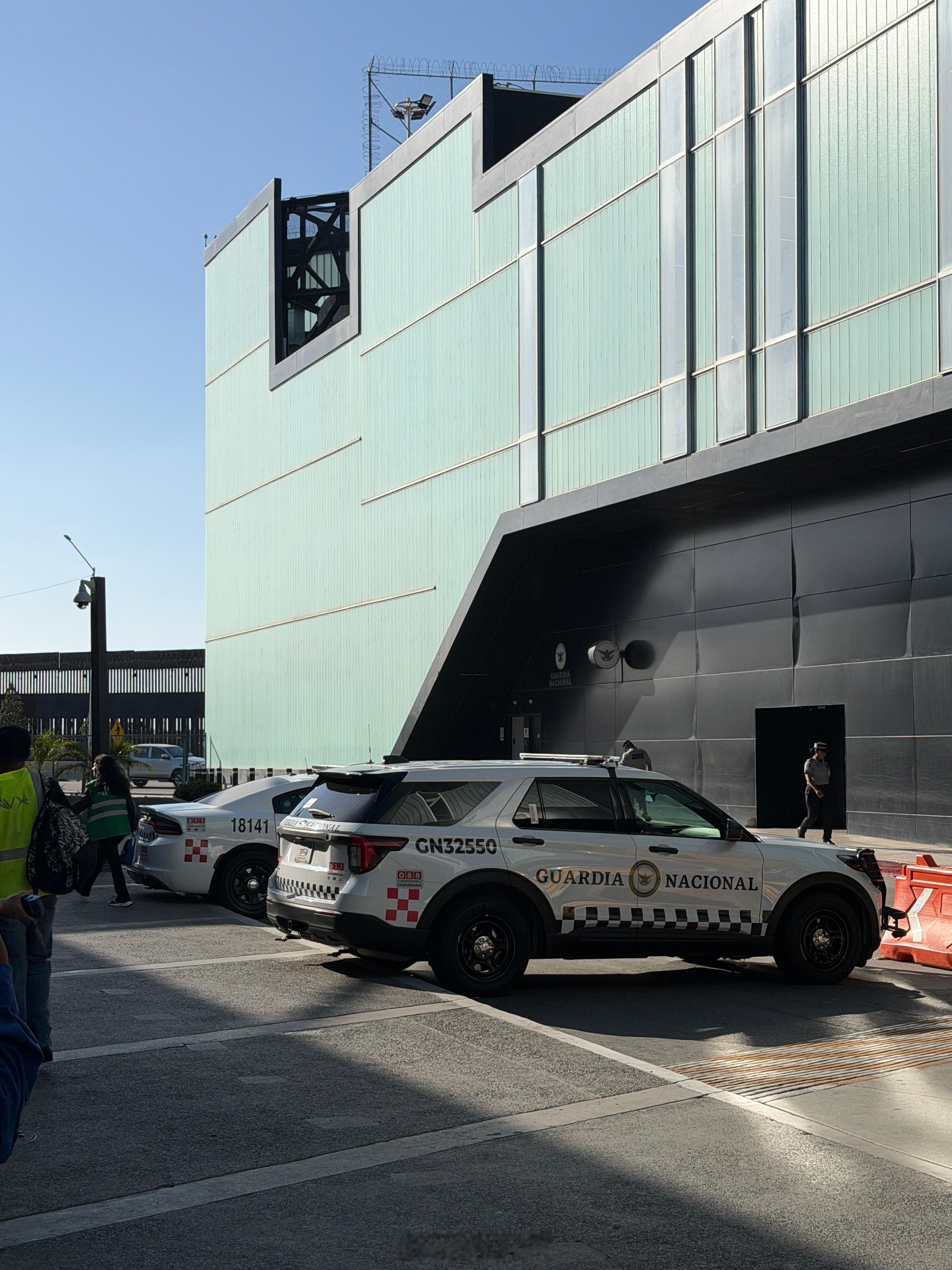一出蒂华纳机场，全是军警，荷枪实弹，说不出名字的机枪还有N个弹夹不敢拍照 