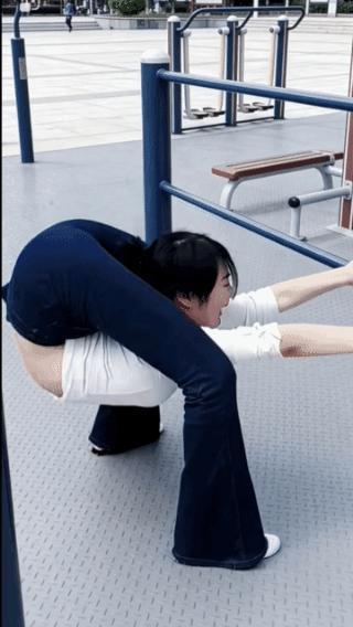 拉伸到了极致，
美女怎么做到的？
真不敢想象，
身体竟然拉伸到如此程度，
感觉身