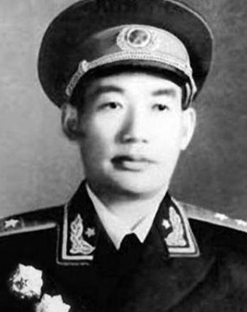 1963年，南京军区来了一个新政委，许世友看到他却面露苦色，因为许世友爱喝酒，可