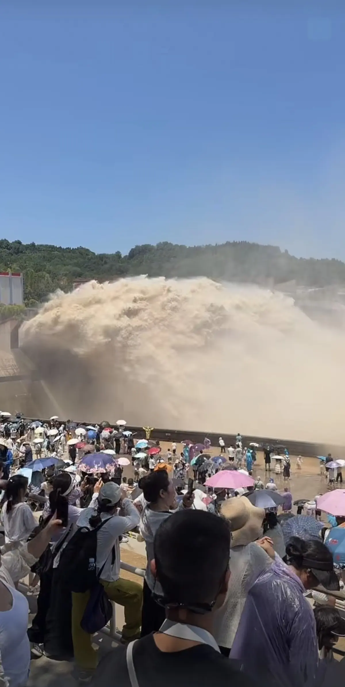 小浪底排沙：黄河之水天上来的真实震撼🌊。“黄河之水天上来，奔流到海不...
