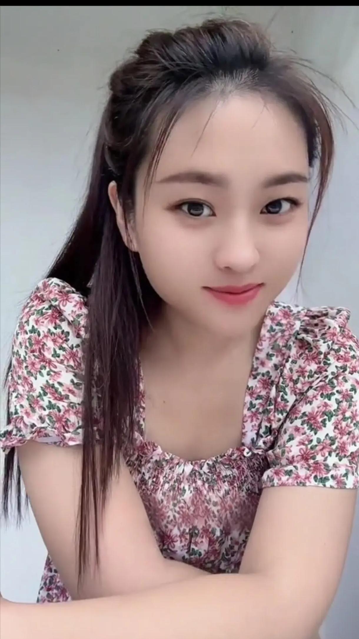 甜美少女风，花裙搭配自然妆容，元气满满的一天！
温柔甜美风妆容 元气甜妹妆容