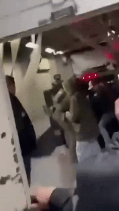 马杜罗和妻子一同现身，被两人架着上台阶，左腿疑似受伤不轻

1月4日，美国人将马