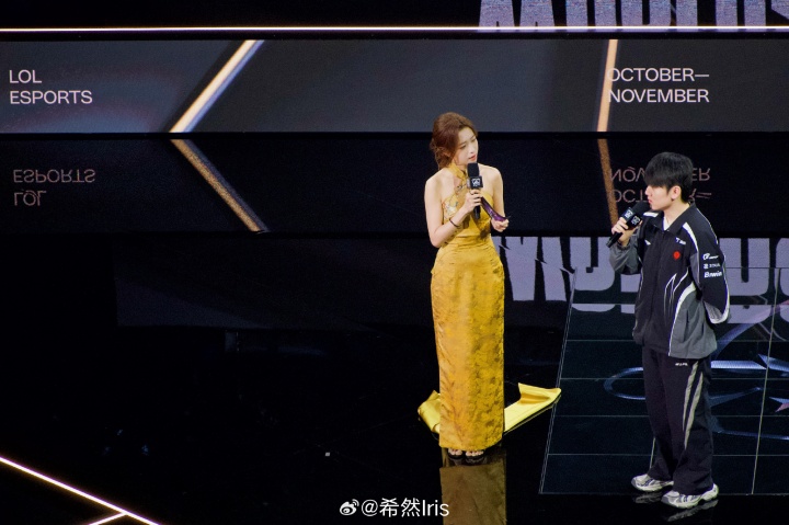 LPL主持希然晒照：谢谢大家的照顾，我们成都见~