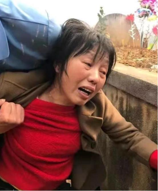 1984年，一战士壮烈牺牲，其新婚20天妻子拒绝改嫁，坚持生下遗腹子，35年后，