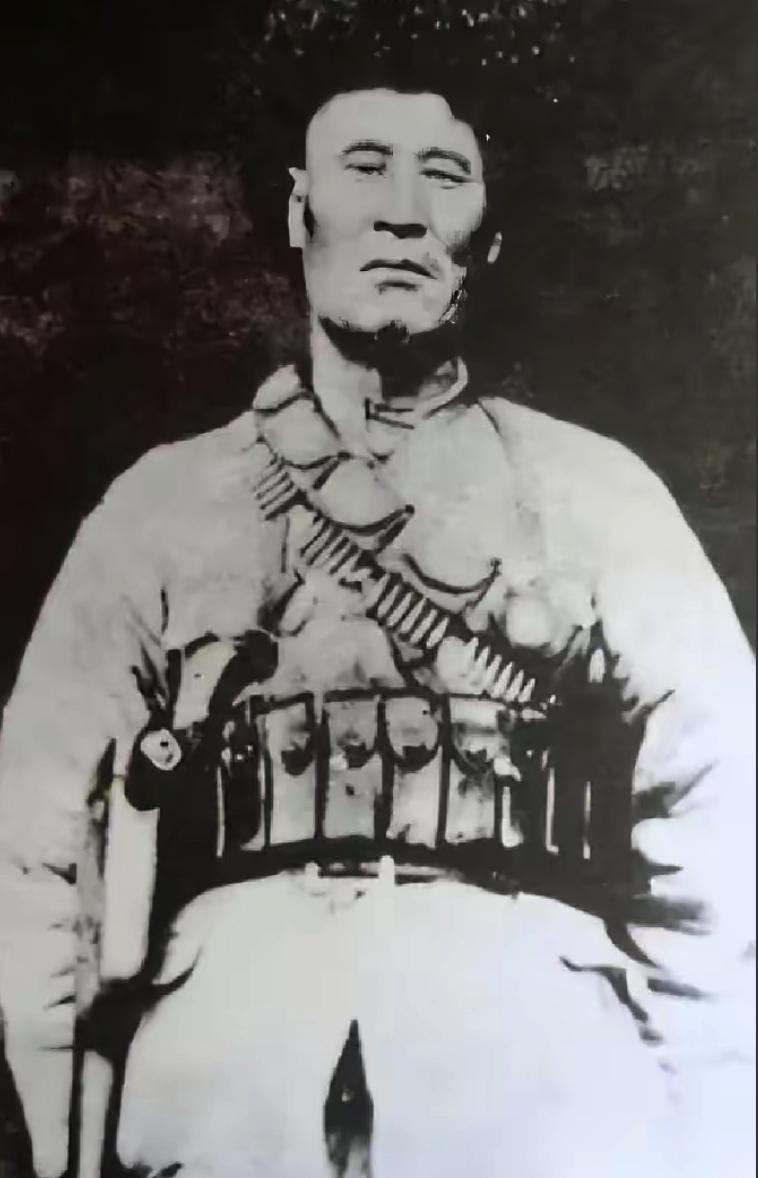 1949年，追歼马家军残部，小司号员一枪撂倒个穿扮扎眼的匪兵。战友围上来瞅了一眼