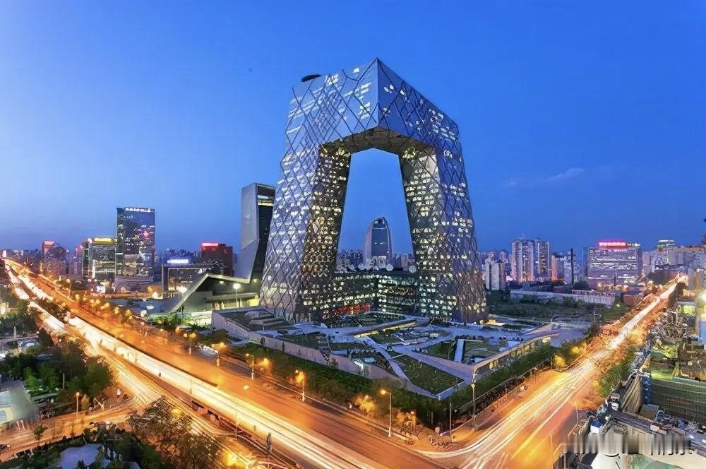 央视大楼，俗称“大裤衩”。多年后，央视大楼的洋设计师“库哈斯”在接受国外媒体采访