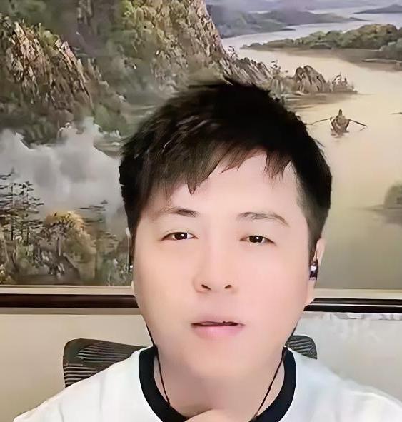 张伦巴这场女装直播，看得人既心疼又清醒，人气断崖式下滑绝非偶然。
他与小旭、美爸