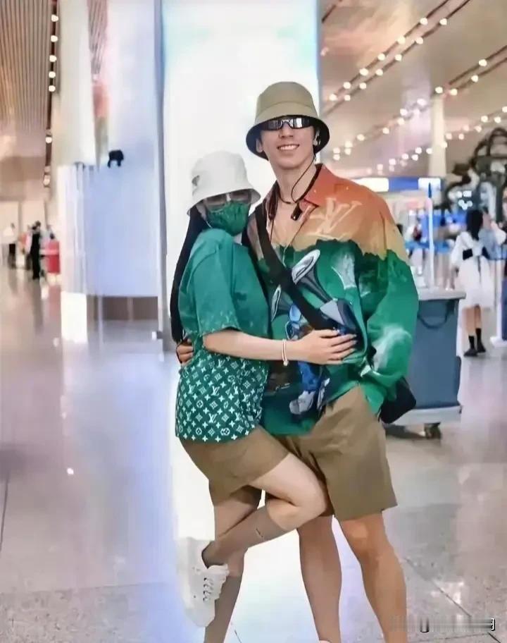 张伦硕能娶到她，真是前世修来的福气！
不得不说钟丽缇真的很会保养，衣品也好，
和