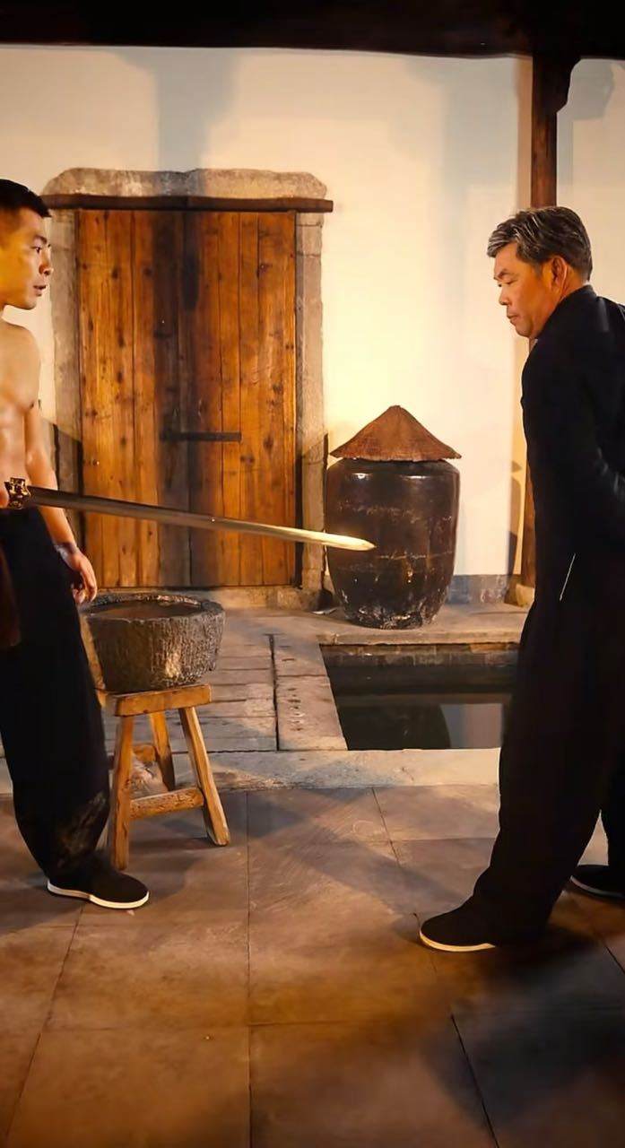 陨铁淬剑铸就中式顶级浪漫天外陨铁，穿越亿万星河而来，携带着宇宙最原始的印记，与中