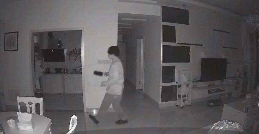 网友发布“小偷入室后进厨房拿菜刀”视频引关注，物业称业主家损失财物价值数万元，警