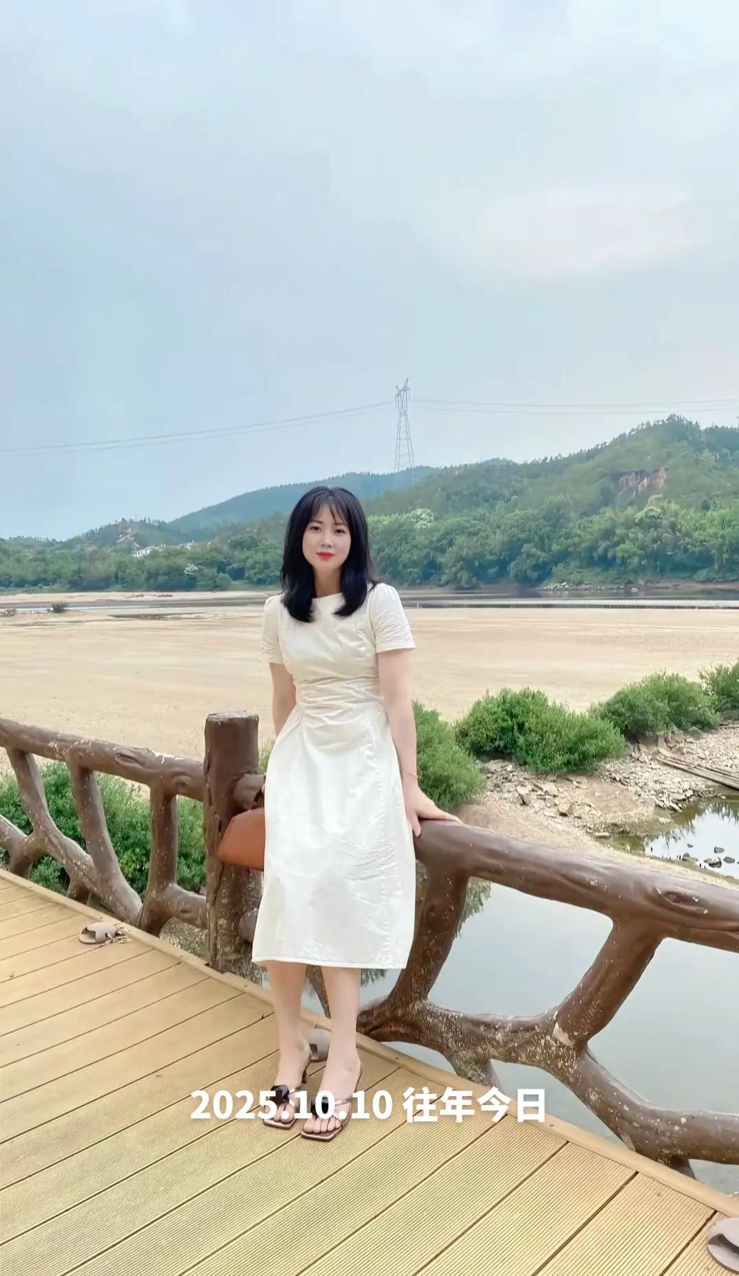 湖边小白裙