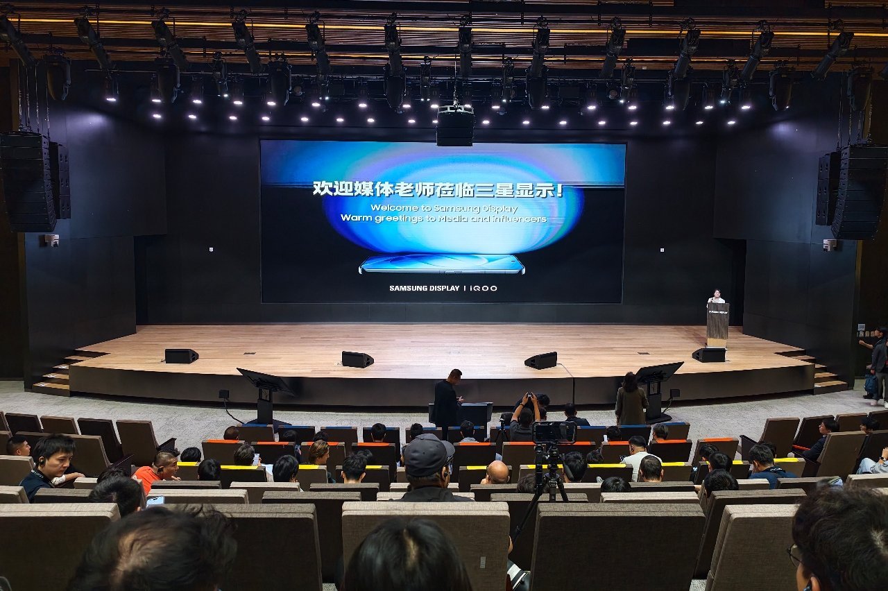 来到韩国三星总部这个同声传译不是ai，是有专门的翻译小姐姐传声的。不过可以顺便试