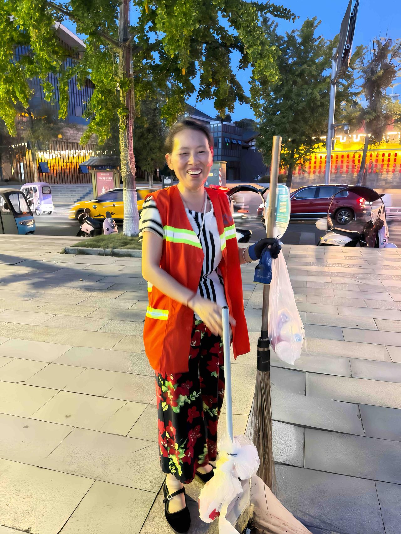 ［阆中环卫工人两小时坚守守护游客遗失财物］

“真的太感谢胡阿姨了！如果不是她默