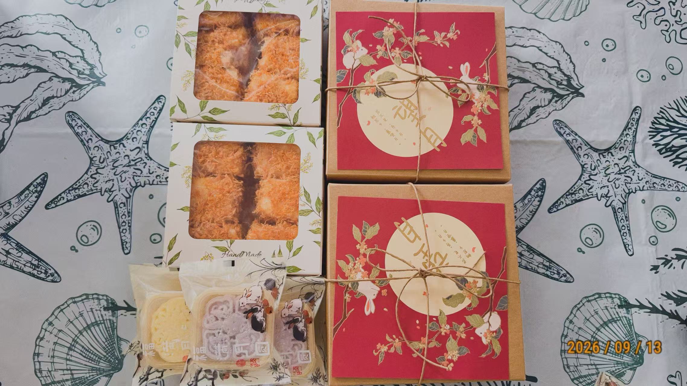 终于又吃到了好友做的月饼了呀不仅仅有月饼还有四宝酥，肉松小方太好吃了呀 ​​​