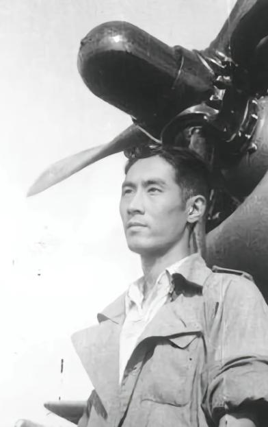 1944年，飞行员王光复在成功炸毁日军军列后准备返航，途中经过一个日军机场，意外
