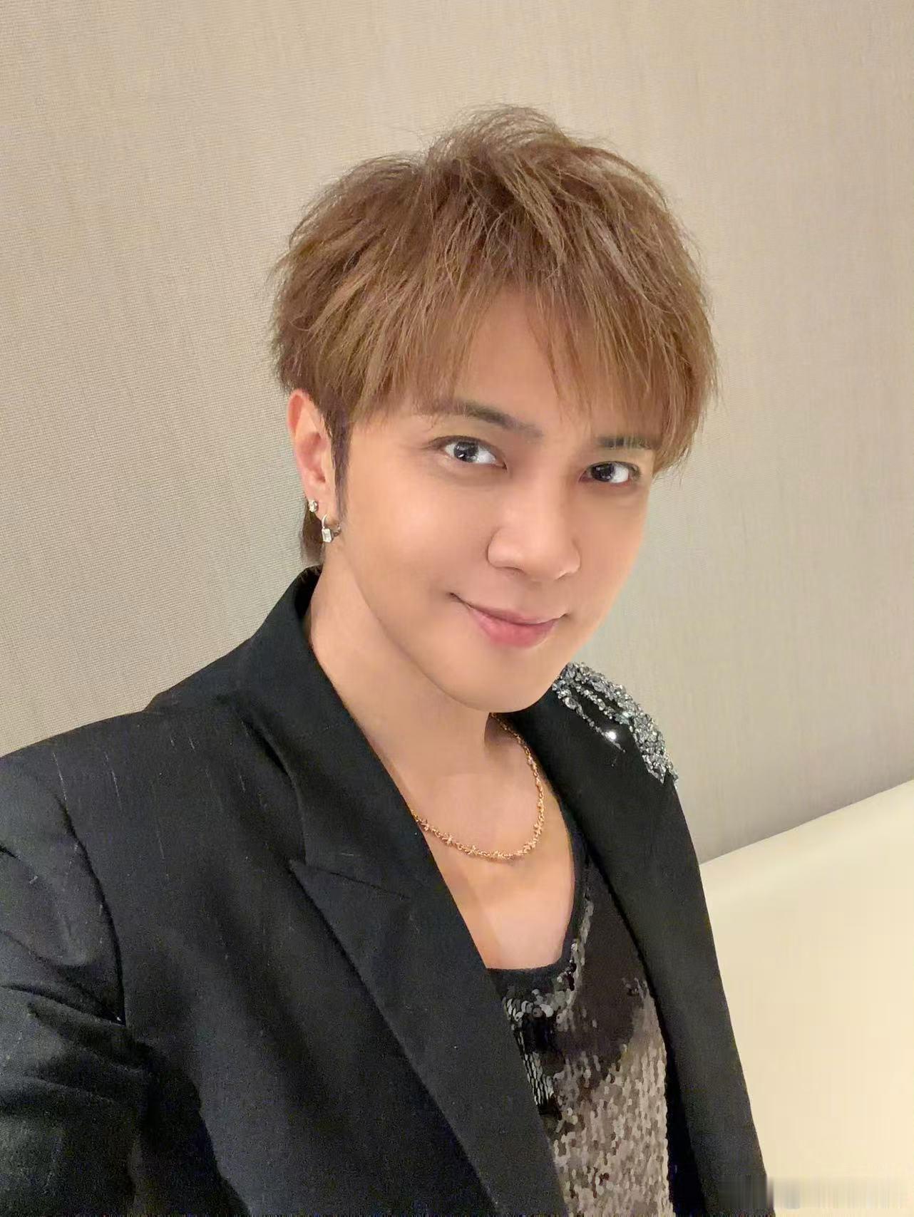 陈立农今晚澳门演唱会居然请了罗志祥当嘉宾，他们居然认识那，这是什么梦幻联动！现场