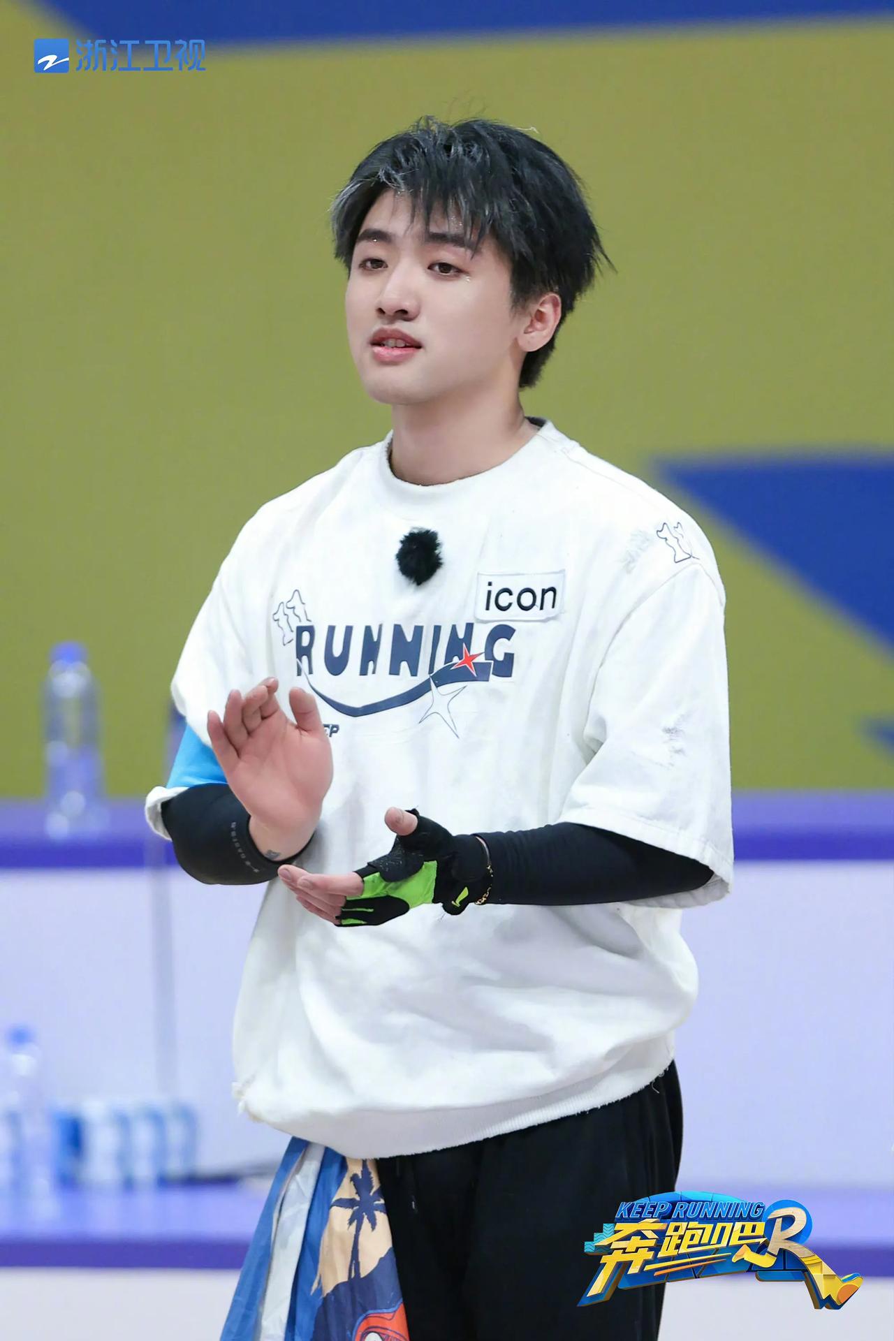 万万没有想到，还能“蹭”一下奔跑吧的热度
晚上可以看看Baolan和冷少的综艺首