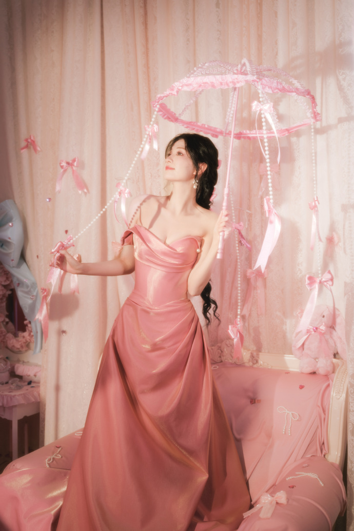 王楚然顶着满头蝴蝶结 王楚然顶着满头蝴蝶结美晕了！这组美貌暴击直接杀疯了！粉色抹