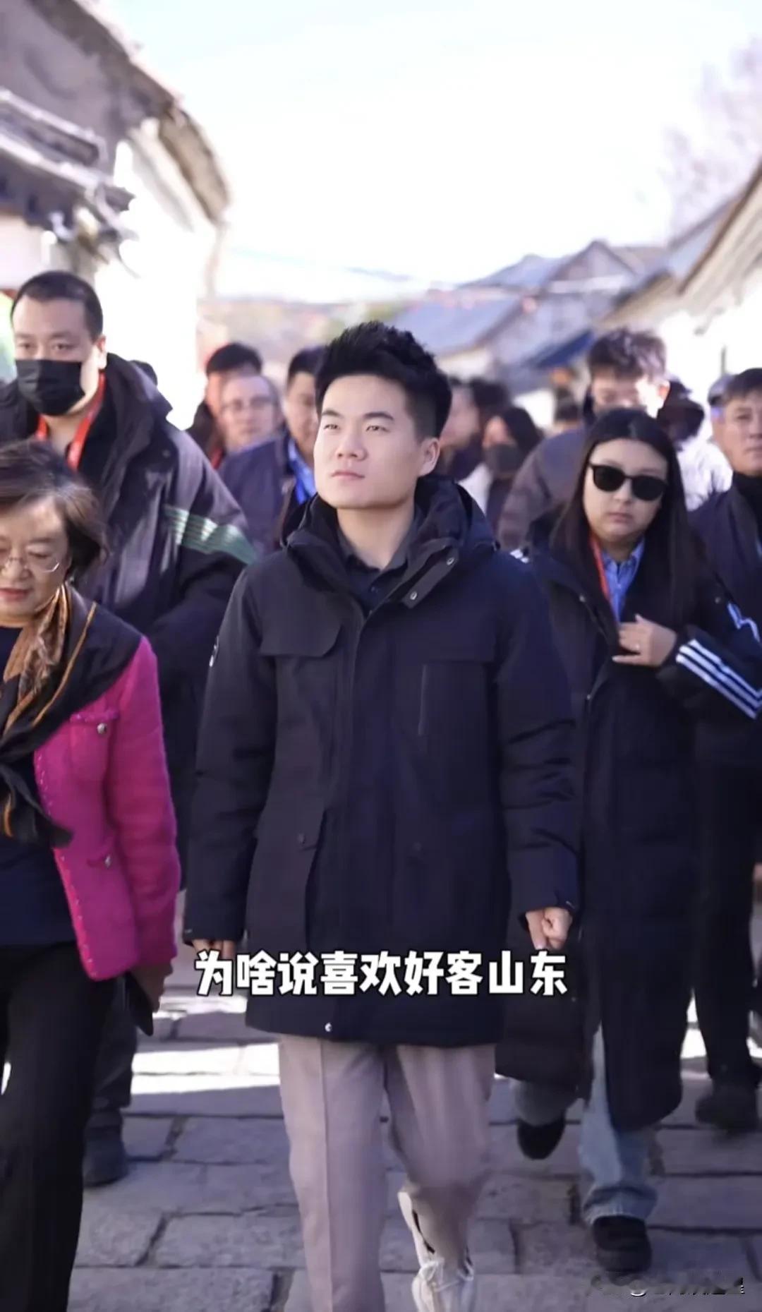与辉同行山东行幕后花絮
这次花絮与以往的都不同
之前突出的是幕后英雄的辛苦
这次