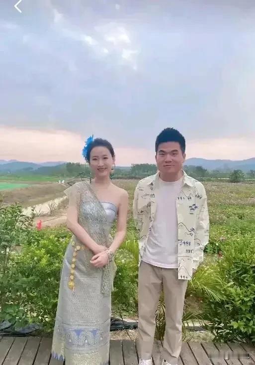 董宇辉，真让人着急，三十几岁的人了，连个女朋友都没有。每次和女孩合影，都要保持一